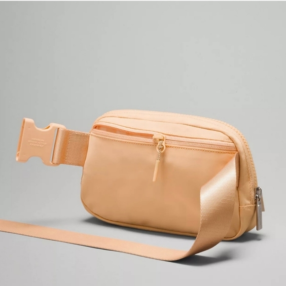 Lululemon Everywhere Belt Bag 1L NWT - Picture 3 of 4